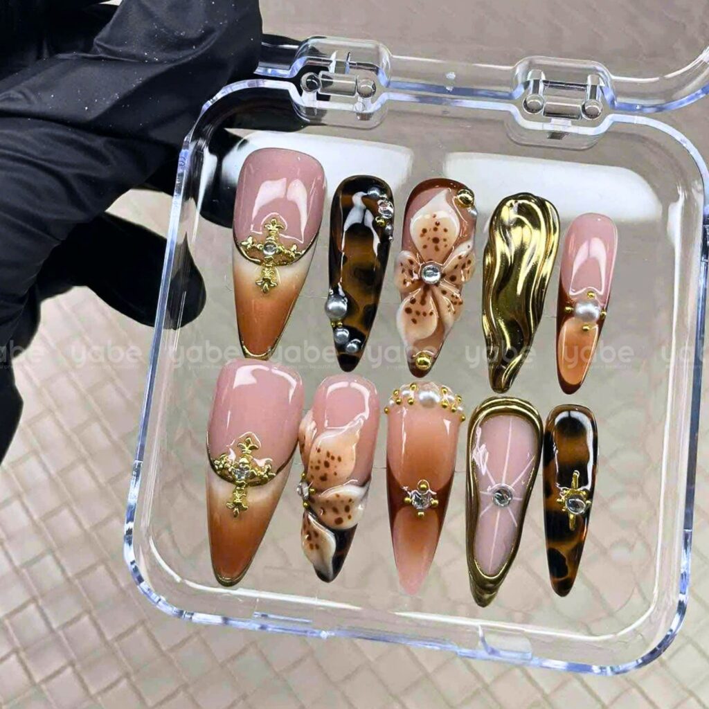 Handmade Fake Nails vs Press-Ons: What’s the Real Difference? (Nailbox & DIY Guide) Handmade Fake Nails vs Press-Ons: What’s the Real Difference? (Nailbox & DIY Guide)