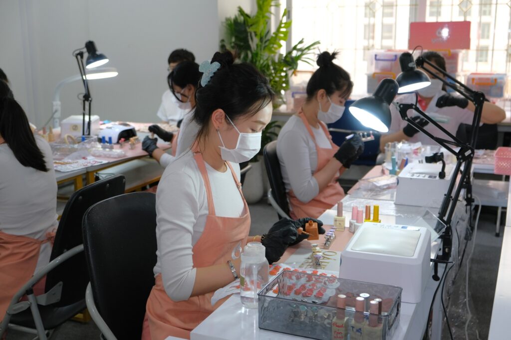 Handmade Fake Nails vs Press-Ons: What’s the Real Difference? (Nailbox & DIY Guide) Handmade Fake Nails vs Press-Ons: What’s the Real Difference? (Nailbox & DIY Guide)