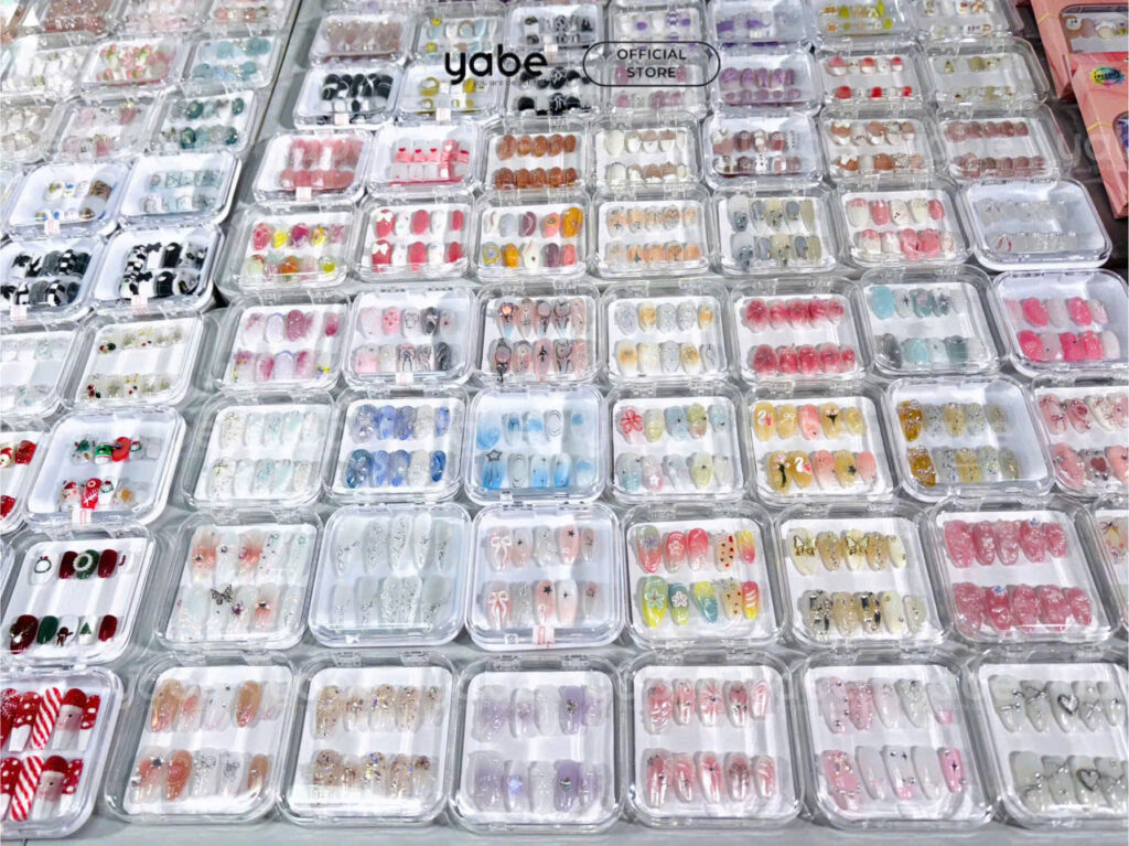 Handmade Fake Nails vs Press-Ons: What’s the Real Difference? (Nailbox & DIY Guide) Handmade Fake Nails vs Press-Ons: What’s the Real Difference? (Nailbox & DIY Guide)