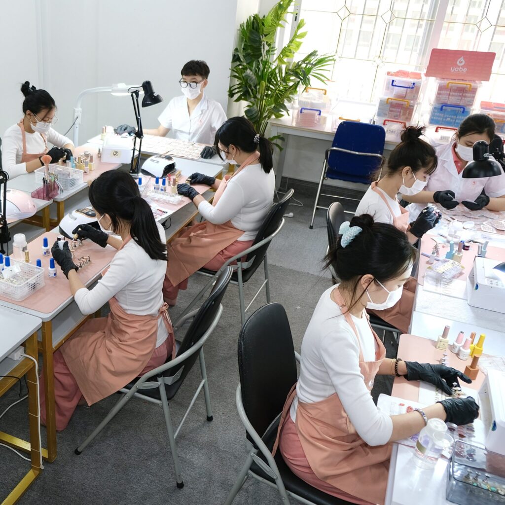 Handmade Fake Nails vs Press-Ons: What’s the Real Difference? (Nailbox & DIY Guide) Handmade Fake Nails vs Press-Ons: What’s the Real Difference? (Nailbox & DIY Guide)