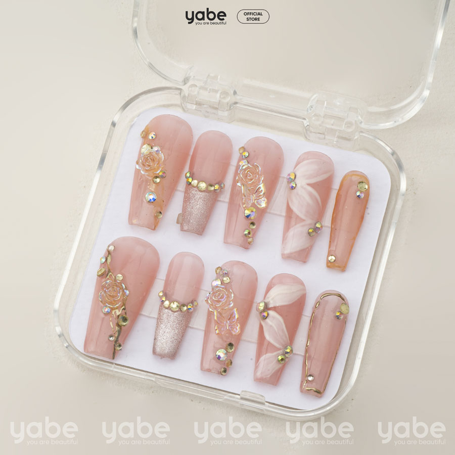 Minimalist lavender nail ideas with thin gold line accents for spring