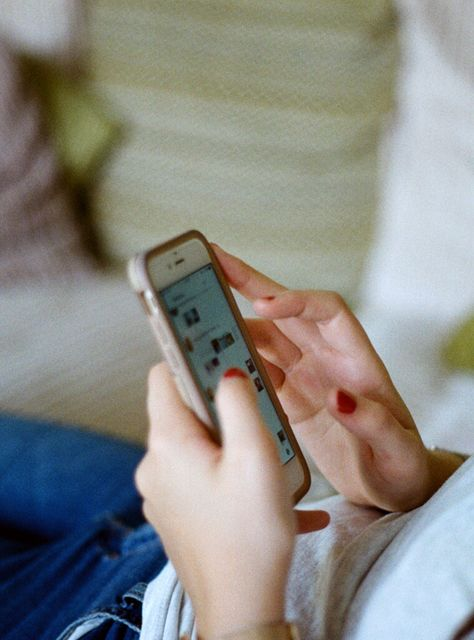 Using a smartphone efficiently with press-on nails
