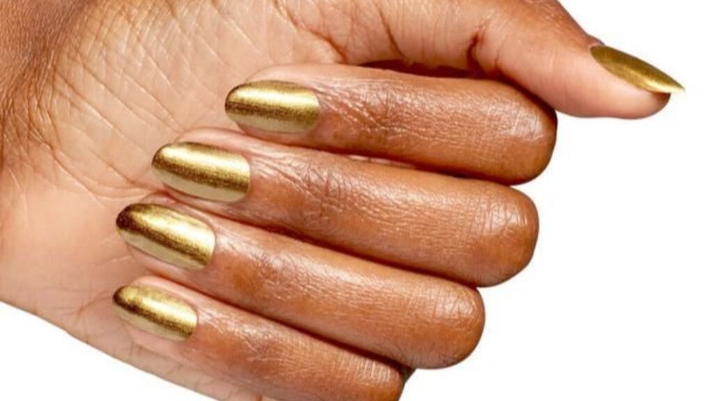 Best nail polish colors for tan skin: metallic gold
