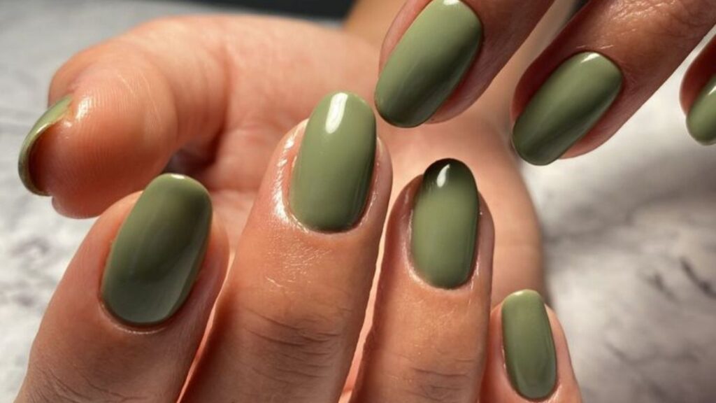 Best nail polish colors for tan skin: mint green