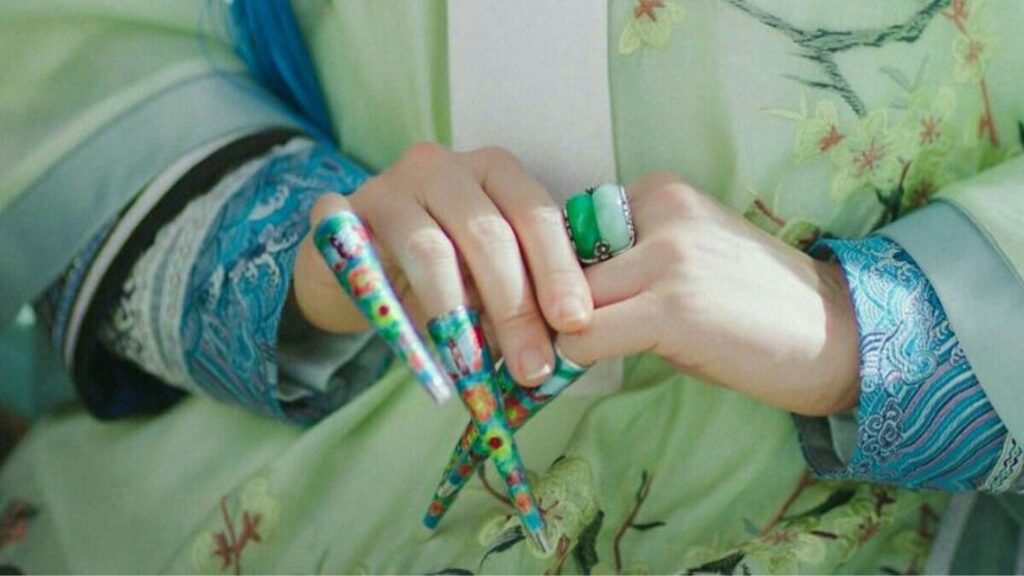 Long nails as a historic symbol of status