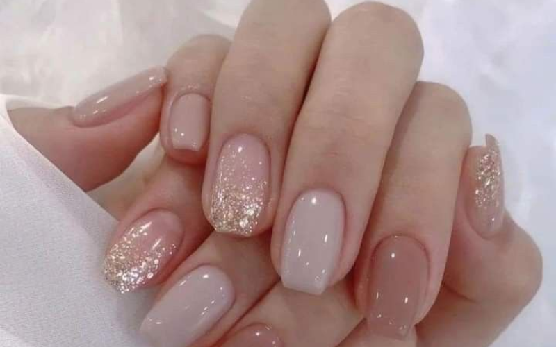 Glitter accent nails