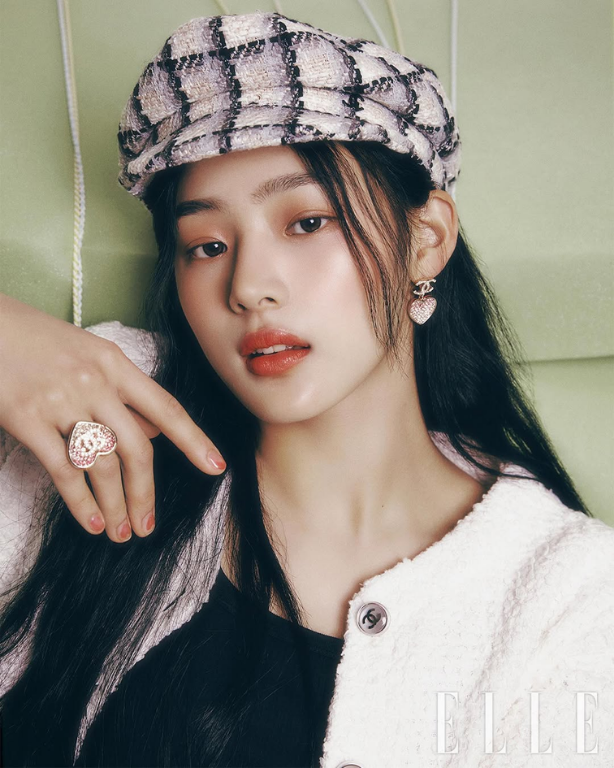 NewJeans Minji wearing nails by K-pop idol nail artist Park Eunkyung in ELLE