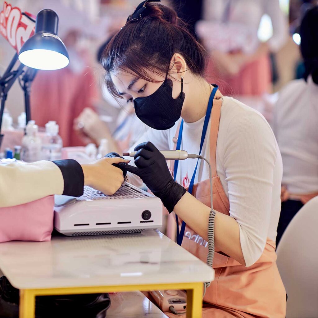 Kỹ thuật viên chăm chút cho từng móng tay